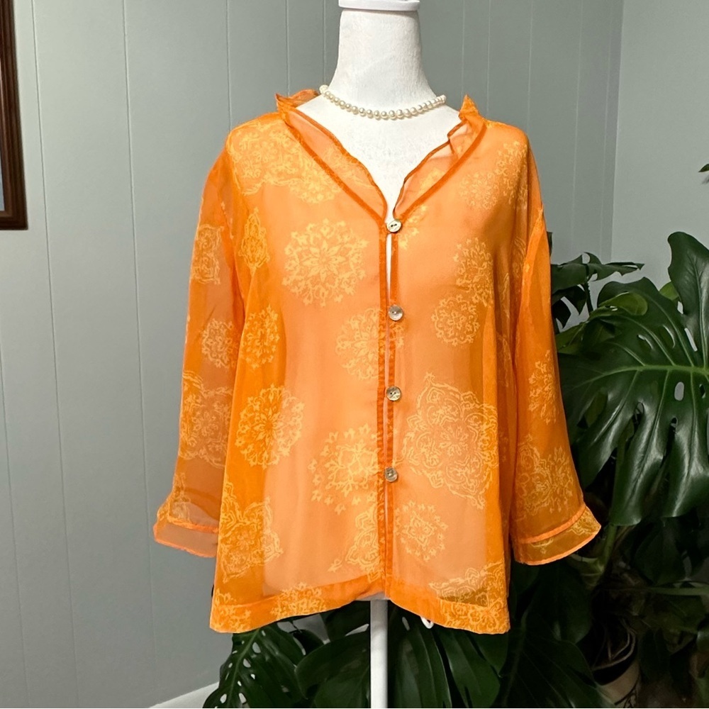 🛍️ j. h. Collectibles beautiful sheer button front top excellent condition.